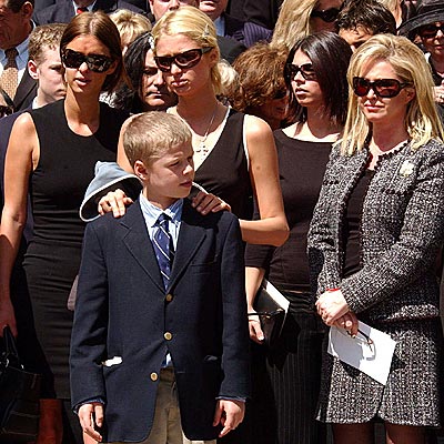 SAYING GOODBYE photo | Kathy Hilton, Nicky Hilton, Paris Hilton