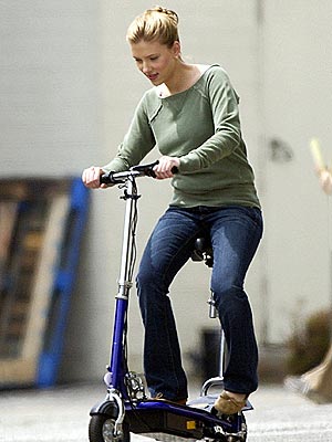 GOING MOBILE photo | Scarlett Johansson