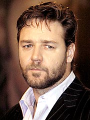 Hotel Concierge to Sue Russell Crowe | Russell Crowe