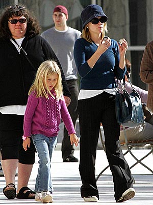 MUSEUM STROLL photo | Reese Witherspoon