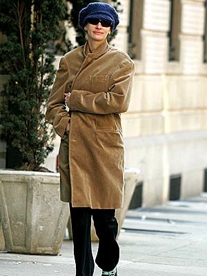 UNDERCOVER MOTHER photo | Julia Roberts