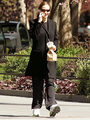 PHONING IT IN photo | Julia Roberts