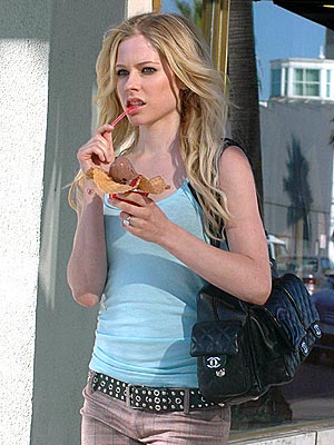 RING TO IT photo | Avril Lavigne