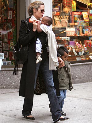 HANDS-ON MOM photo | Angelina Jolie