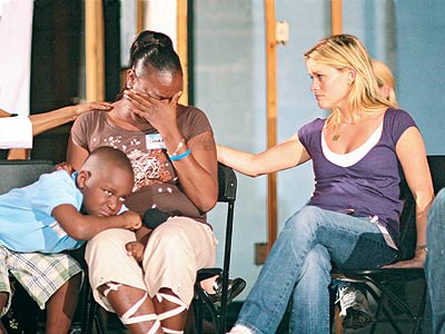 A HELPING HAND photo | Reese Witherspoon