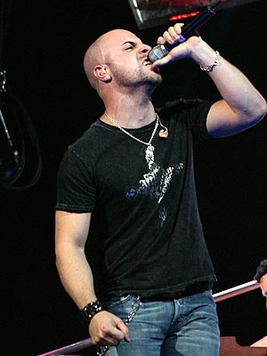 GIVING HIS ALL  photo | Chris Daughtry