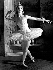 Red Shoes Prima Ballerina Dies at 80