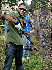 Usher Helps with New Orleans Clean-Up | Usher