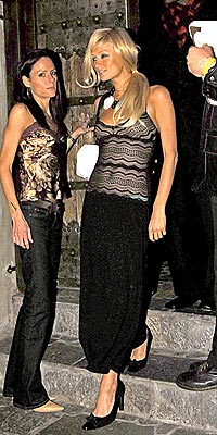 SIMPLE PLEASURES photo | Paris Hilton