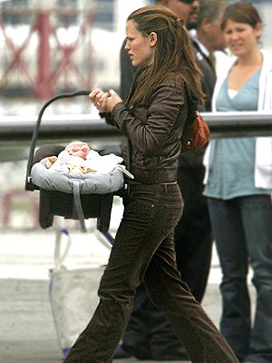 CARRY-ON KID photo | Jennifer Garner