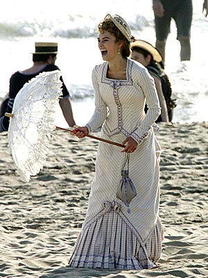 PARASOL STROLL photo | Keira Knightley
