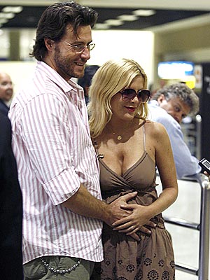 HANDS ON photo | Dean McDermott, Tori Spelling