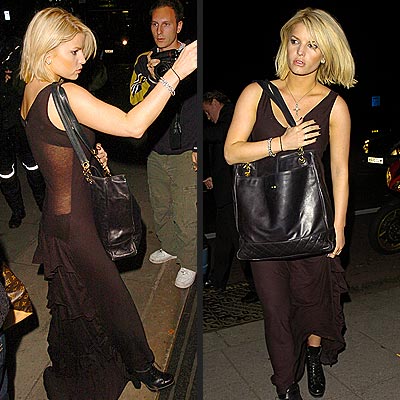 Jessica Simpson Black Handbags on 28  2006   That S Her Bag   Star Tracks  Jessica Simpson   People Com