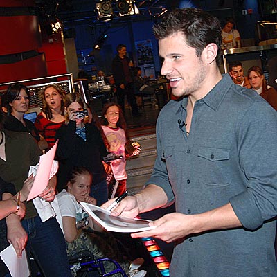 SIGN ON  photo | Nick Lachey