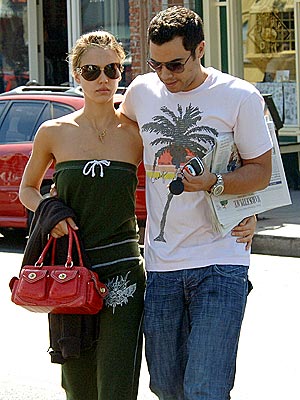 CLOSE ENCOUNTER photo | Jessica Alba