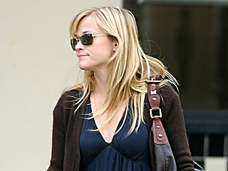 Reese Gets Her Java Fix, Hilary Swank and More | Reese Witherspoon