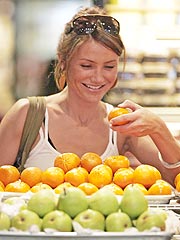 Cameron Goes Fruit-Picking, Leonardo and More | Cameron Diaz