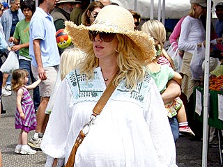 Naomi Watts Gets Fresh at the Farmer's Market
| Naomi Watts