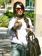 Vanessa Hudgens Shops in Valencia | Vanessa Hudgens