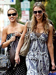 Jessica Alba Steps Out for Shopping and a Salad | Jessica Alba