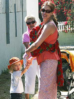AND BABY MAKES THREE photo | Julia Roberts