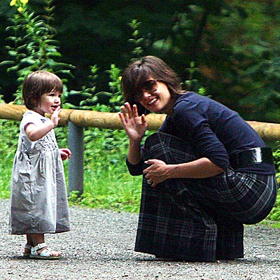 DOING THE WAVE photo | Katie Holmes, Suri Cruise