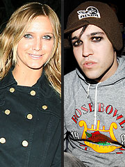 Ashlee Simpson & Pete Wentz Cozy Up