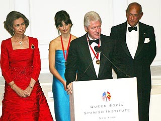 Bill Clinton Flatters Penélope Cruz