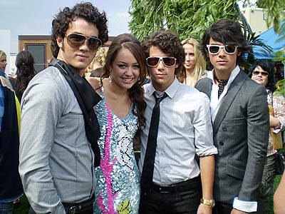 http://img2.timeinc.net/people/i/2007/specials/teen_choice/jonas_brothers/jonas_brothers02.jpg