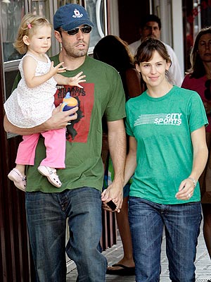 CAKE WALK photo | Ben Affleck, Jennifer Garner, Violet Affleck