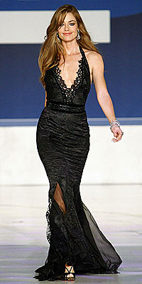 STRUTTING HER STUFF photo | Denise Richards
