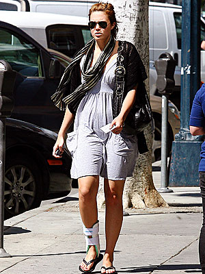 celebrity: mandy moore foot celebrity: mandy moore foot