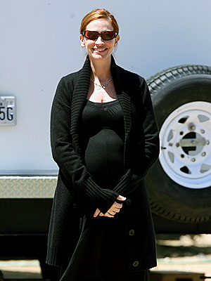 julia roberts. Roberts, who is expecting her