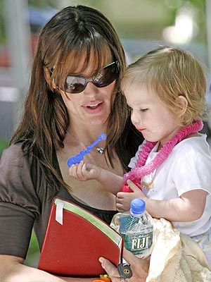 TINY BUBBLES photo | Jennifer Garner