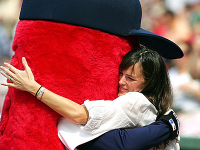 WHAT A CATCH!  photo | Jennifer Garner
