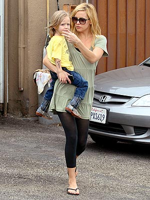 CARRYING ON photo | Kate Hudson