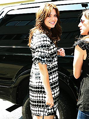 CAN YOU SPOT HER? photo | Mandy Moore