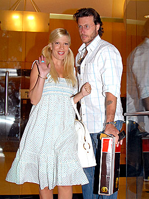HANDY LADY photo | Tori Spelling