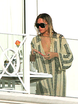 LOUNGE ACT photo | Ashley Olsen