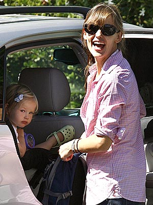 BUCKLED UP photo | Jennifer Garner