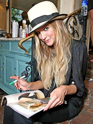 MAKING HER MARK photo | Ashlee Simpson