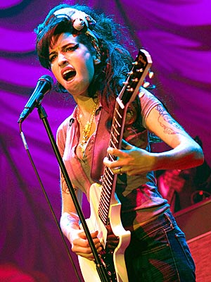 THE SHOWS GO ON photo | Amy Winehouse
