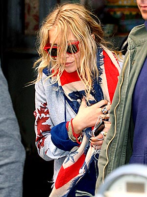 BACK IN ACTION photo | Mary-Kate Olsen