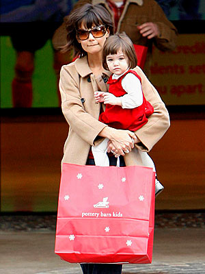 WHAT'S IN THE BAG, MOM? photo | Katie Holmes, Suri Cruise