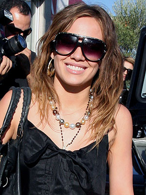 In your Star Tracks I saw Hilary Duff wearing these great sunglasses 