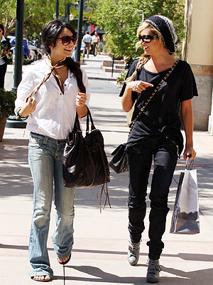  runs some errands in Hollywood wearing J Brand Skinny Jeans, Casual 