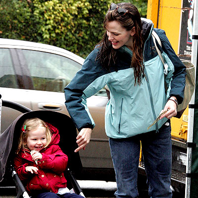 TICKLE "MOM"STER photo | Jennifer Garner, Violet Affleck