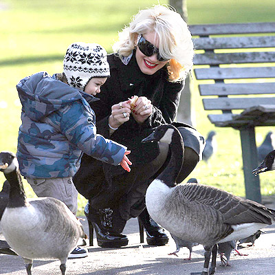 SNACK TIME photo | Gwen Stefani, Kingston Rossdale