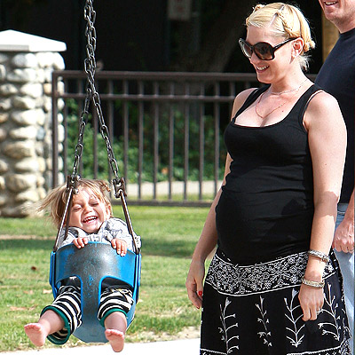 SWING SHIFT photo | Gwen Stefani, Kingston Rossdale