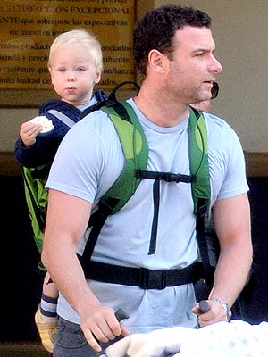 BACKPACK BABY photo | Liev Schreiber
